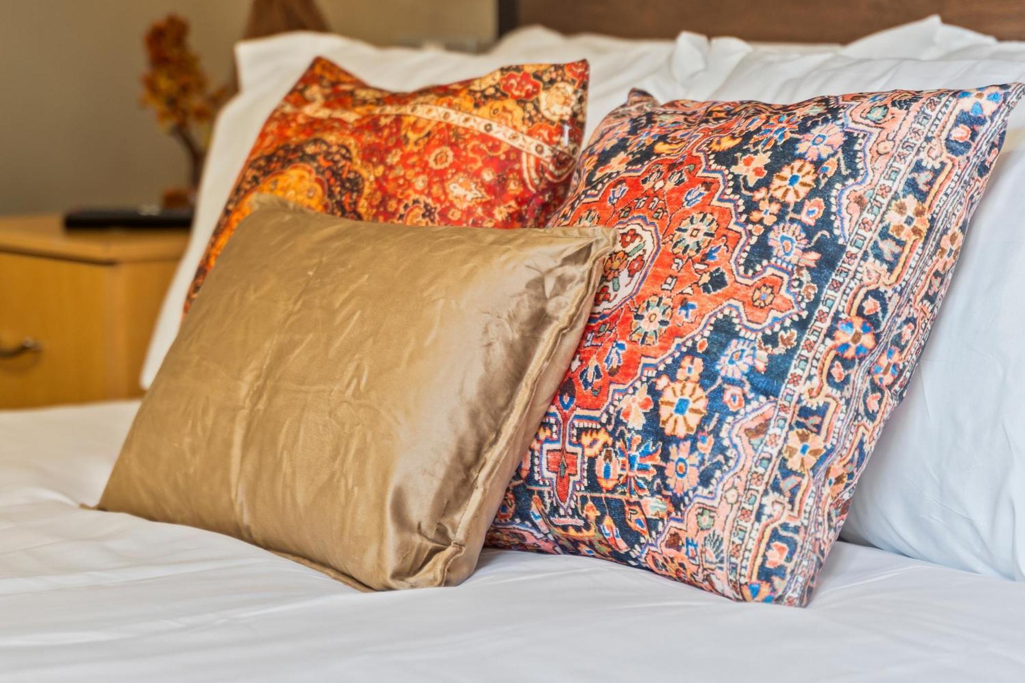 Desi Suite, Free Parking, Balcony Apartment *