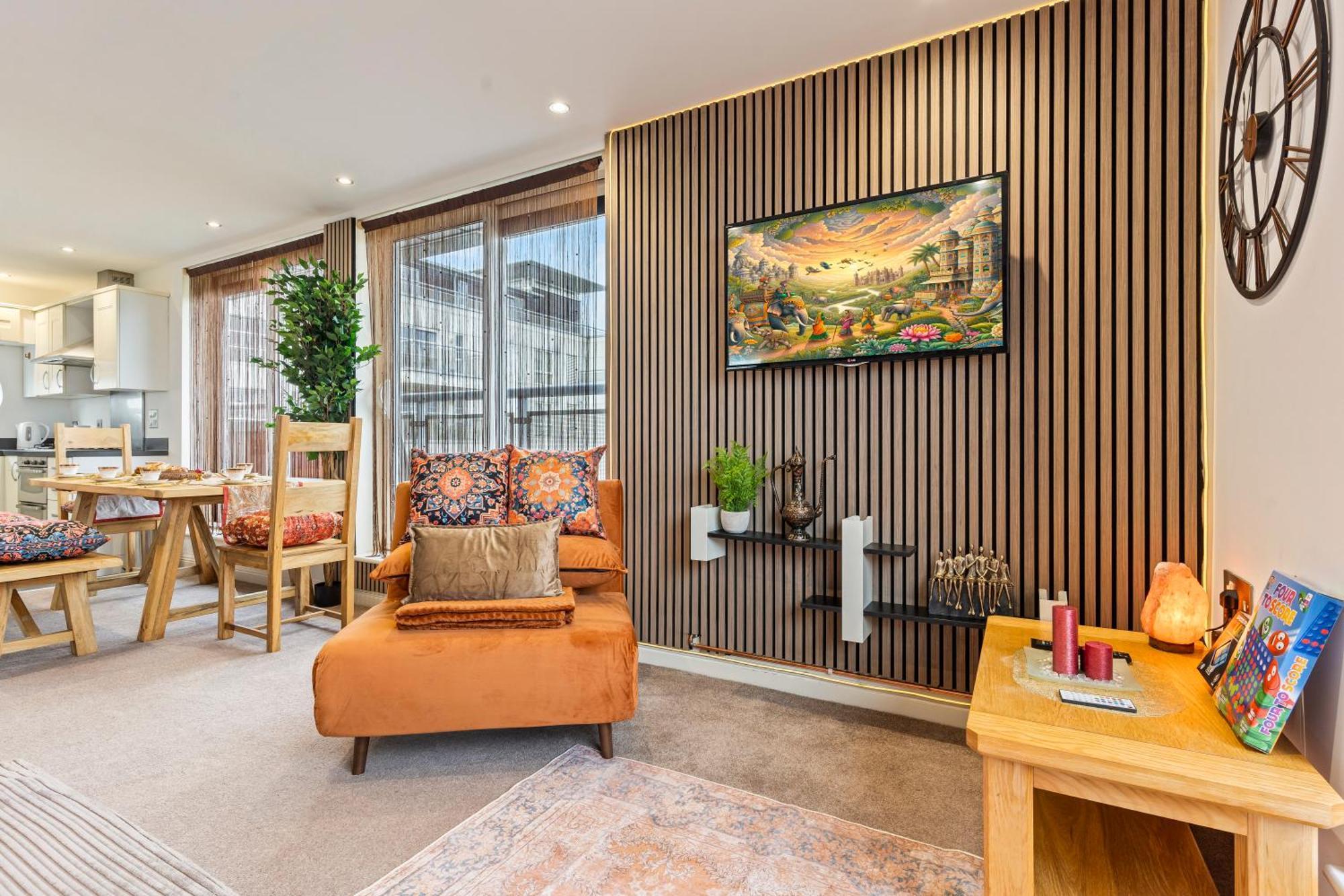 Desi Suite, Free Parking, Balcony Apartment