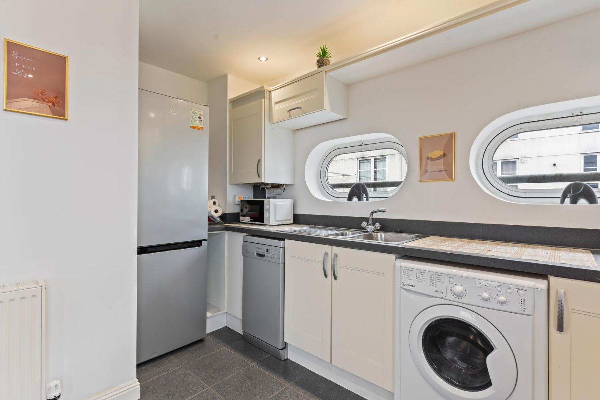 Desi Suite, Free Parking, Balcony Apartment