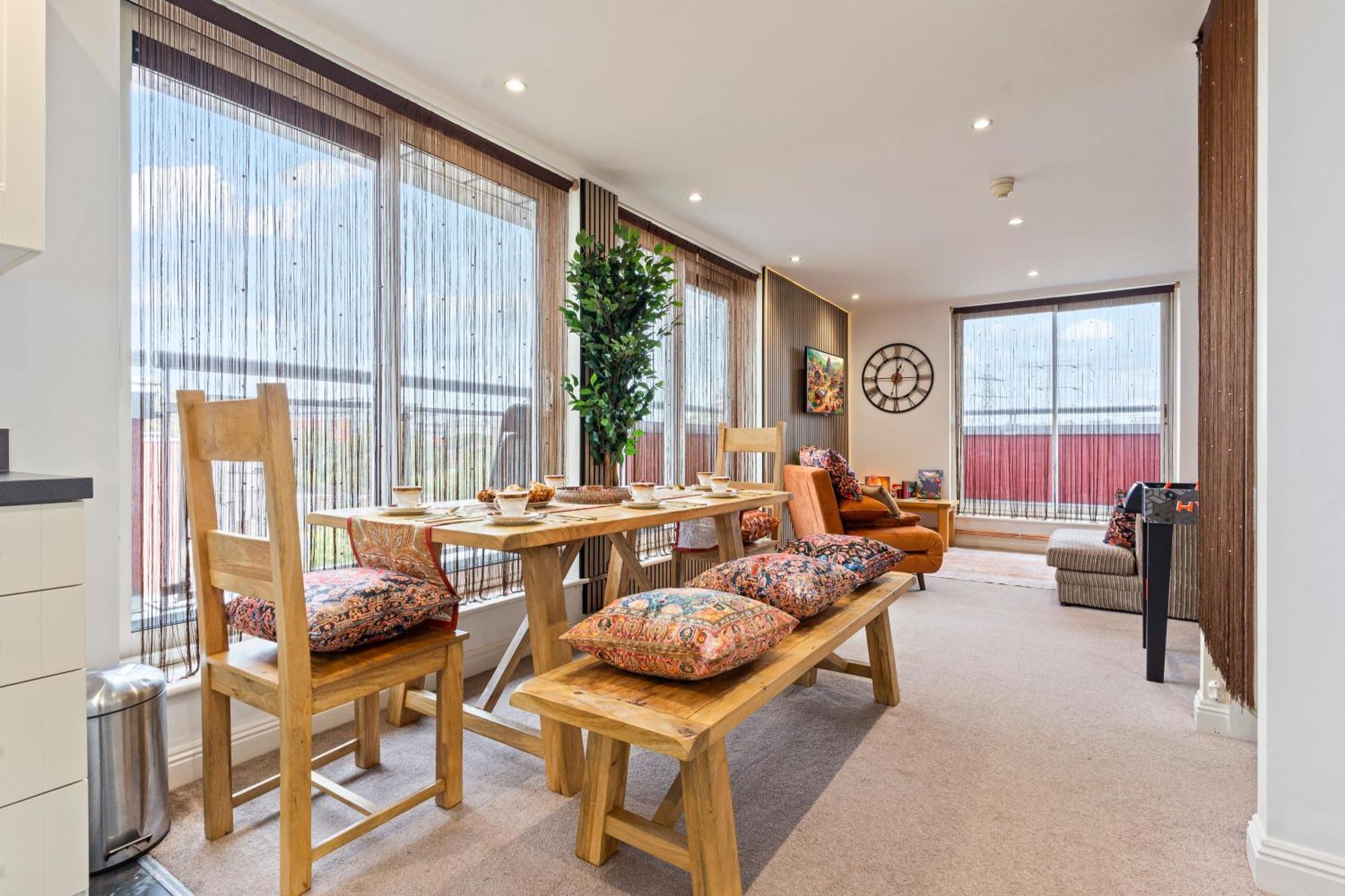 Desi Suite, Free Parking, Balcony Leicester