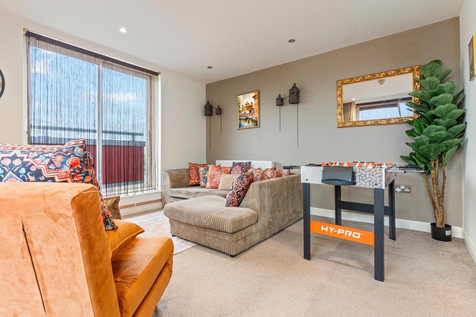 Desi Suite, Free Parking, Balcony Leicester