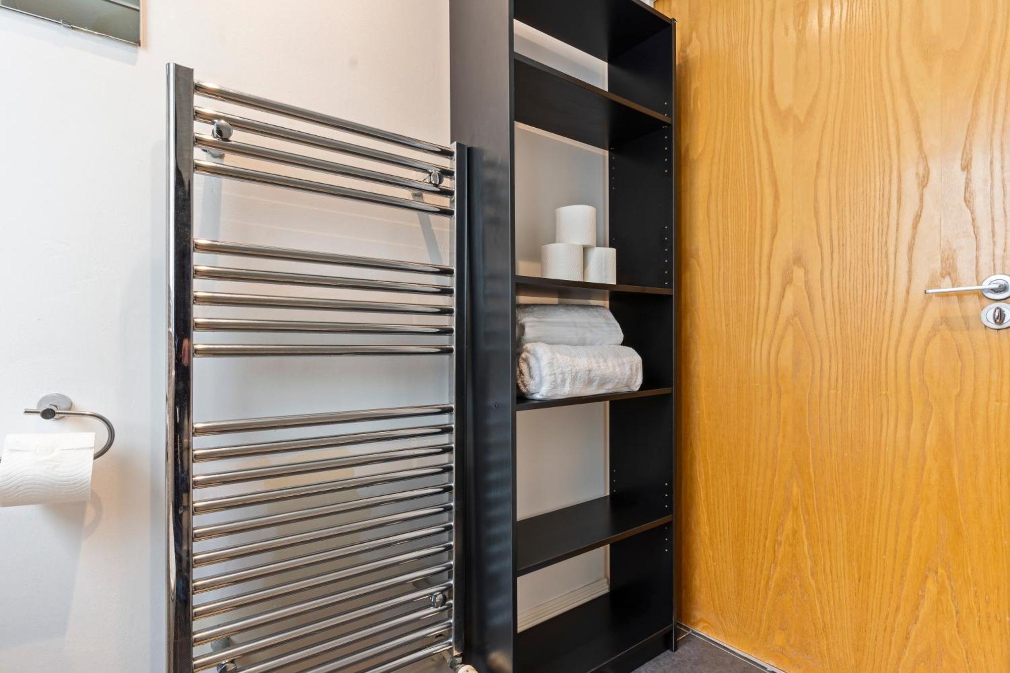 Desi Suite, Free Parking, Balcony Apartment